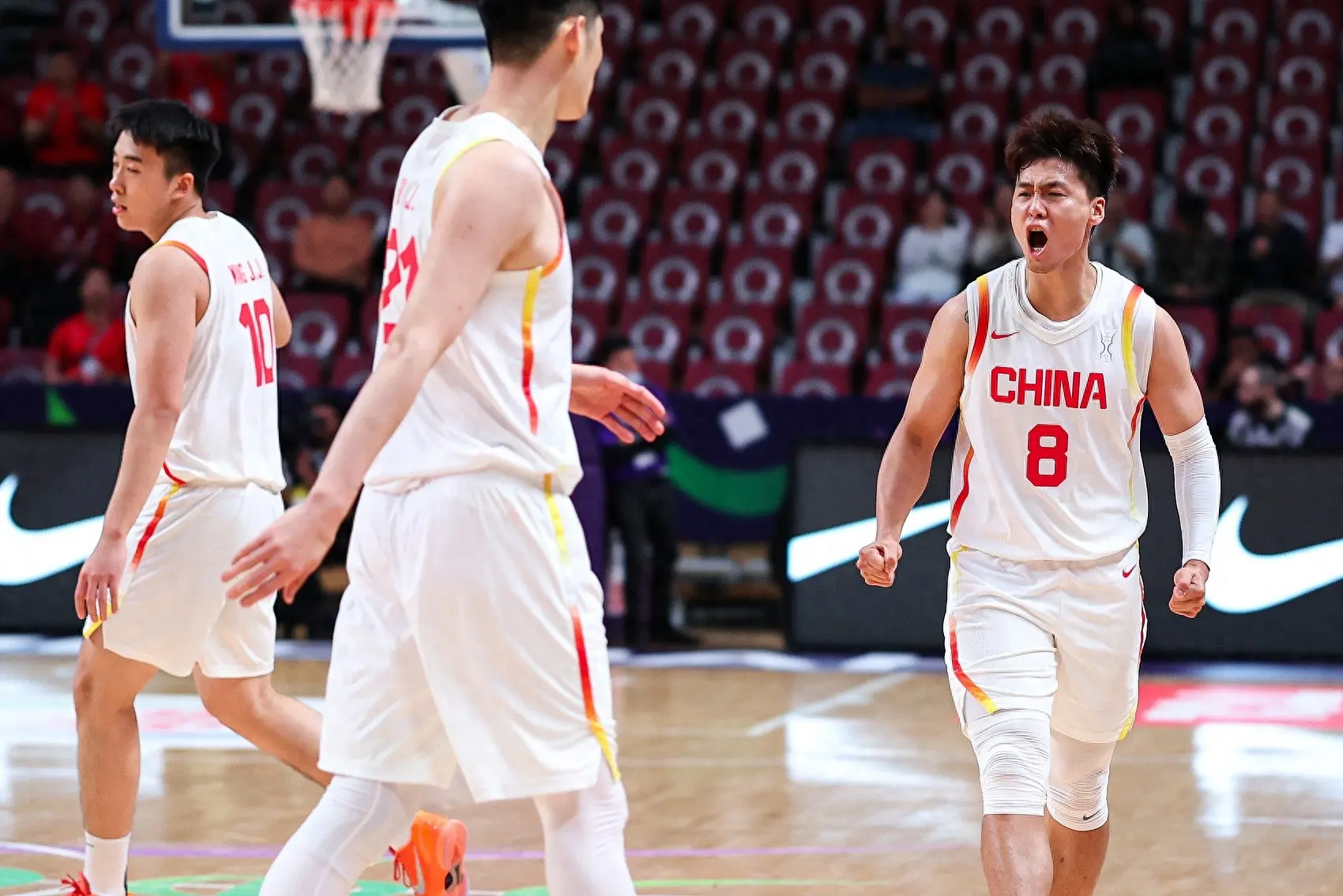 两队开局便, 夸张吹罚 两队开局便, 夸张吹罚